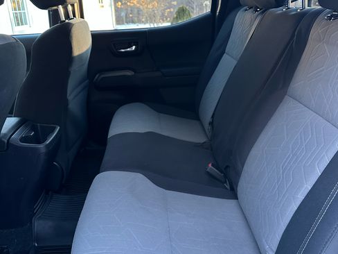 Used 2022 Toyota Tacoma TRD Off-Road image 12