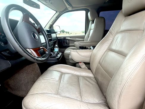 Used 2011 GMC Savana 2500 Extended RWD image 12