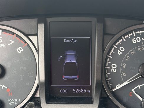 Used 2017 Toyota Tacoma TRD Off-Road image 8