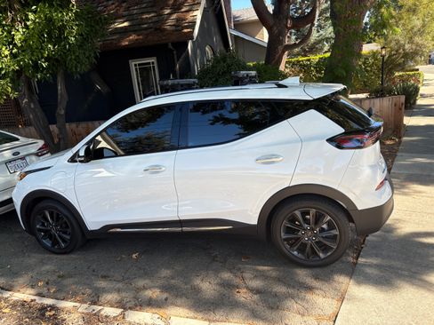 Used 2022 Chevrolet Bolt EUV Premier w/ Launch Edition image 2