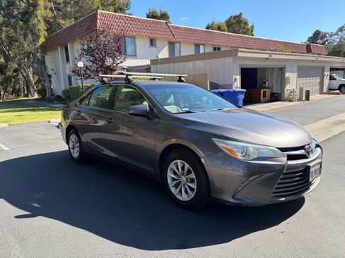 Used 2015 Toyota Camry LE FWD image 2