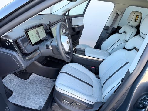 Used 2025 Rivian R1S Adventure image 5