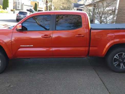 Used 2016 Toyota Tacoma TRD Sport image 2
