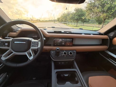 Used 2024 Land Rover Defender 110 X-Dynamic SE AWD/4WD image 5