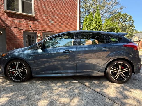 Used 2018 Ford Focus ST w/ Equipment Group 401A FWD image 2