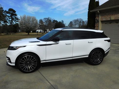 Used 2019 Land Rover Range Rover Velar R-Dynamic HSE image 4