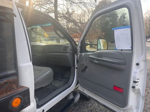 Used 2003 Ford F550 2WD Regular Cab Super Duty image 22