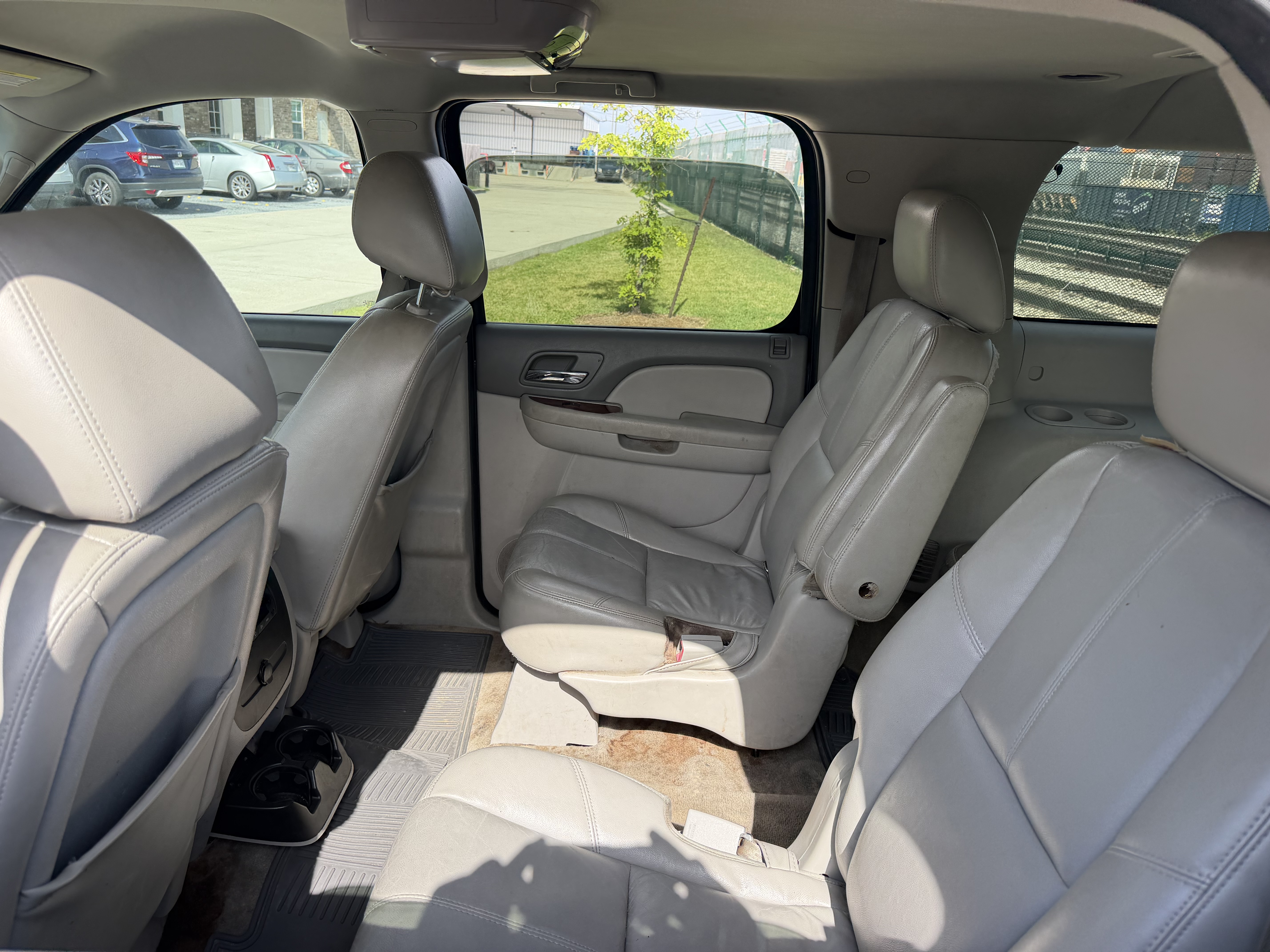 Used 2011 Chevrolet Suburban LT RWD image 8