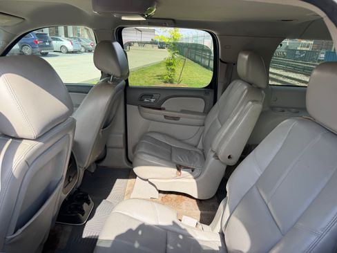 Used 2011 Chevrolet Suburban LT RWD image 8