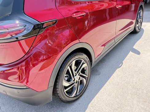 Used 2023 Chevrolet Bolt LT w/ Infotainment Package FWD image 4