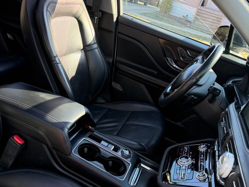 Used 2021 Lincoln Corsair AWD w/ Premium Package image 15