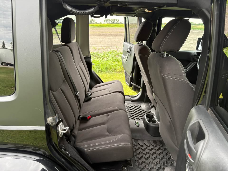 Used 2015 Jeep Wrangler Unlimited Sahara w/ Connectivity Group AWD/4WD image 9