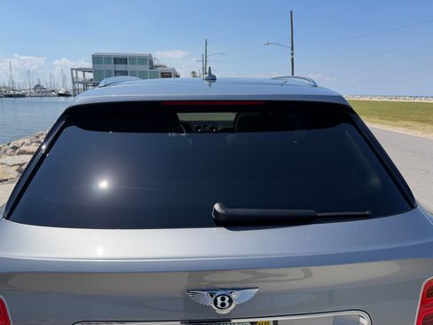 Used 2018 Bentley Bentayga Onyx Edition image 20