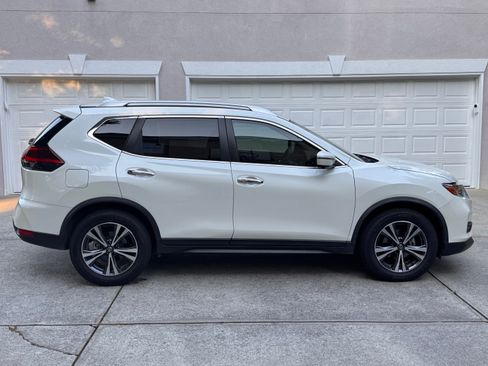 Used 2019 Nissan Rogue SV w/ Premium Package FWD image 9
