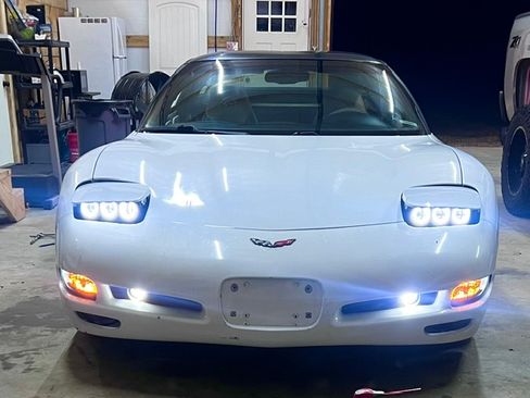 Used 1998 Chevrolet Corvette Coupe w/ Memory Pkg RWD image 2