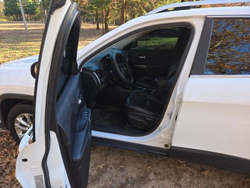 Used 2019 Jeep Cherokee Latitude w/ Popular Appearance Group image 6