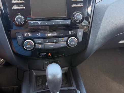 Used 2015 Nissan Rogue SV image 14