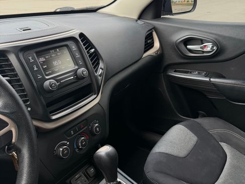 Used 2015 Jeep Cherokee Sport FWD image 15