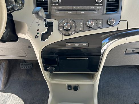 Used 2011 Toyota Sienna LE image 9