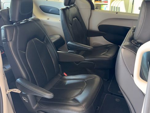 Used 2021 Chrysler Pacifica Touring-L FWD image 16