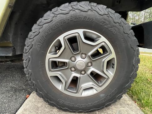 Used 2013 Jeep Wrangler Unlimited Rubicon w/ Connectivity Group image 12