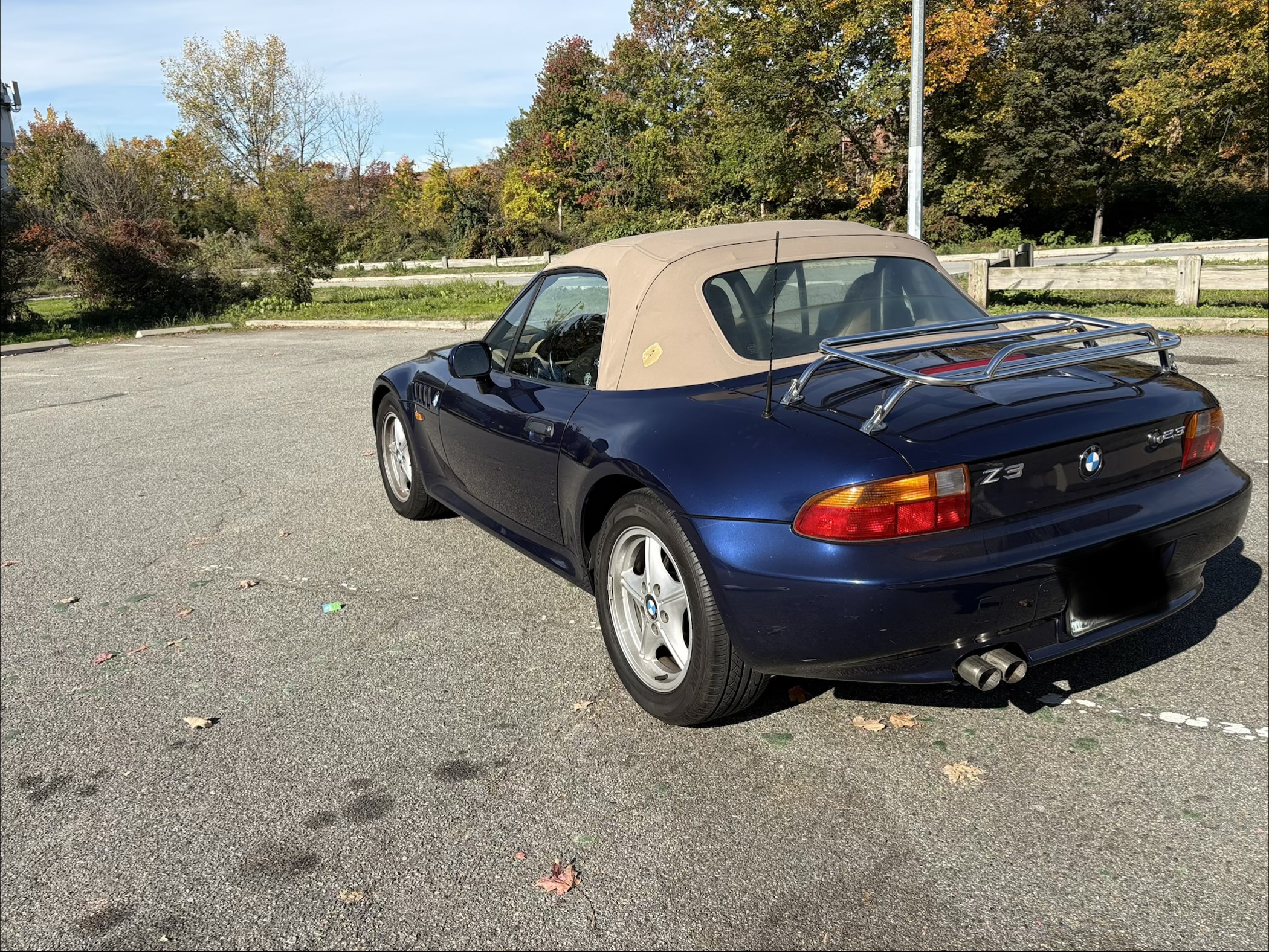 Used 1999 BMW Z3 2.5i RWD image 2