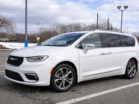 Used 2021 Chrysler Pacifica Pinnacle image 2