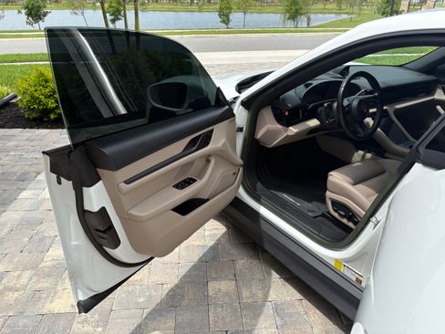 Used 2022 Porsche Taycan RWD image 11