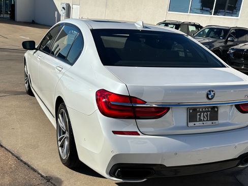 Used 2018 BMW 750i image 2