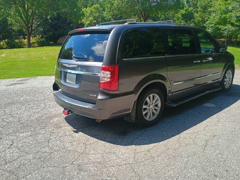 Used 2016 Chrysler Town & Country Limited Platinum w/ Trailer Tow Group image 4