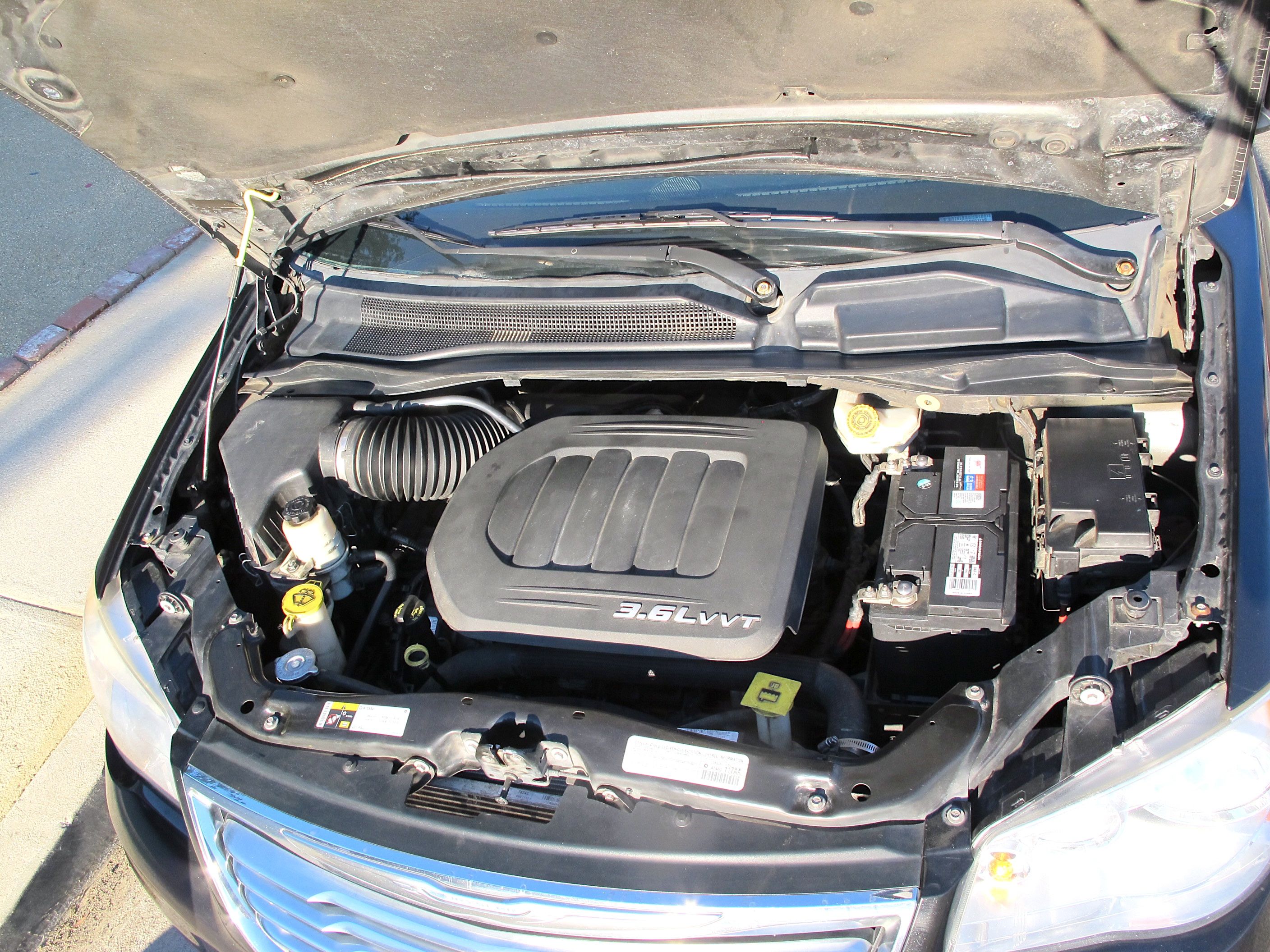 Used 2015 Chrysler Town & Country Touring FWD image 28