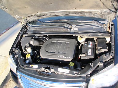 Used 2015 Chrysler Town & Country Touring image 29