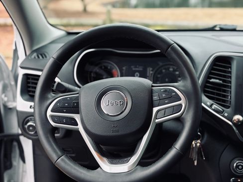 Used 2022 Jeep Cherokee Latitude w/ Sun & Sound Group image 18