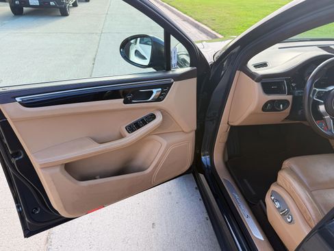 Used 2018 Porsche Macan S image 11
