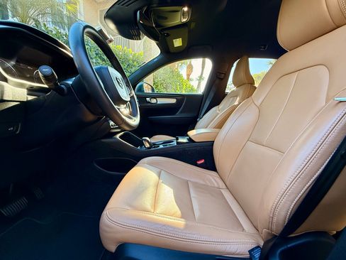 Used 2019 Volvo XC40 T4 Momentum image 6