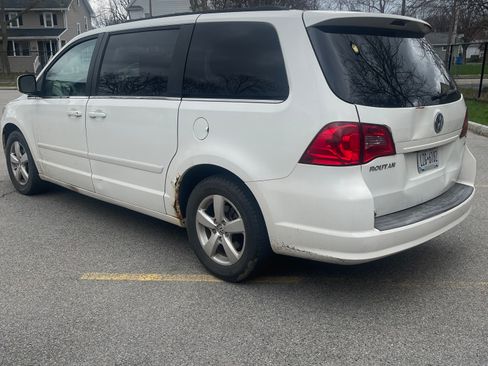 Used 2011 Volkswagen Routan SE image 7