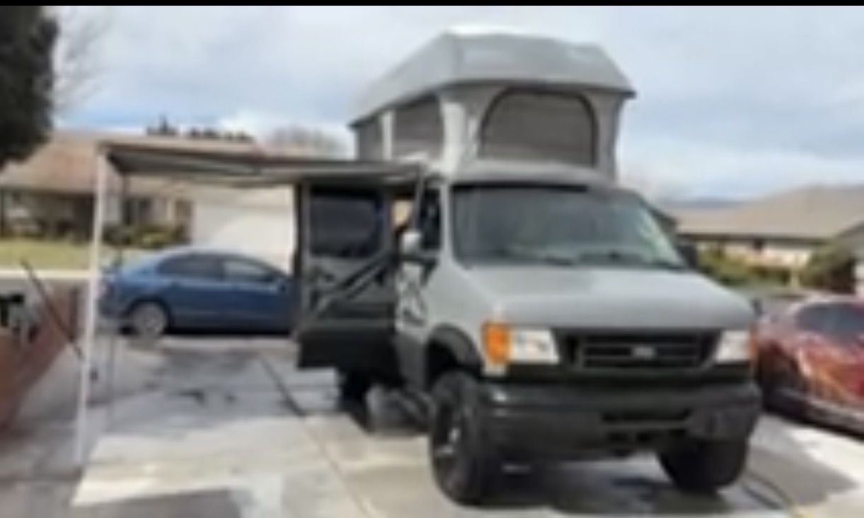 Used 2005 Ford E-350 and Econoline 350 Extended Super Duty RWD image 1