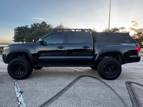 Used 2017 Toyota Tacoma TRD Off-Road w/ Premium & Technology Package AWD/4WD image 11