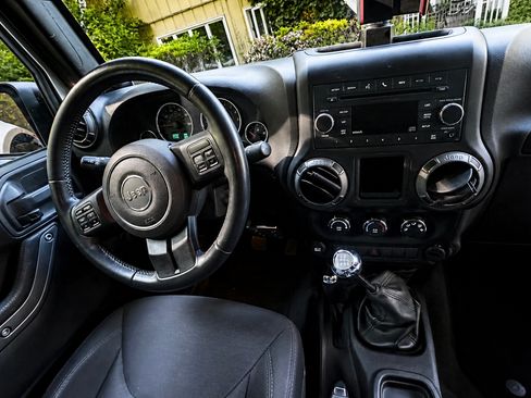 Used 2014 Jeep Wrangler Sport w/ Connectivity Group AWD/4WD image 9