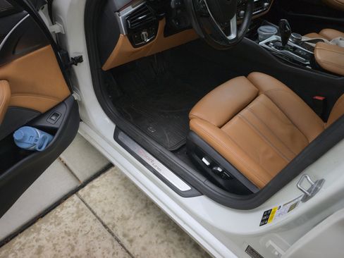 Used 2018 BMW 540i xDrive AWD/4WD image 14