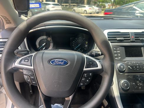 Used 2015 Ford Fusion SE FWD image 10