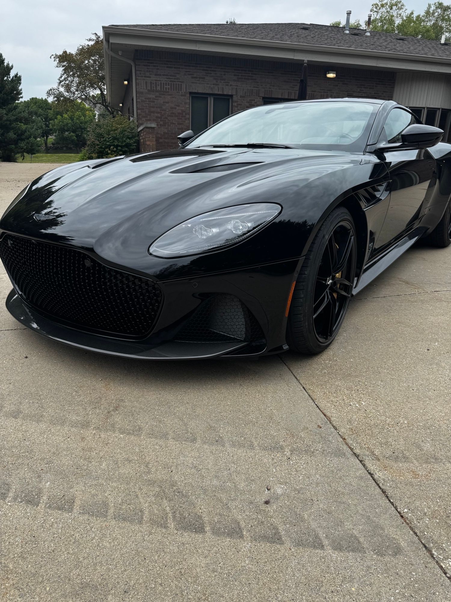 Used 2022 Aston Martin DBS Superleggera RWD image 2