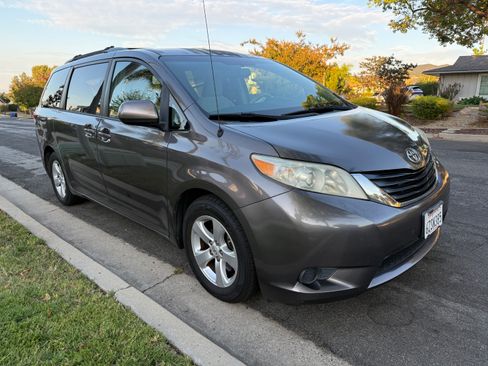 Used 2013 Toyota Sienna LE w/ Preferred Accessory Pkg FWD image 1