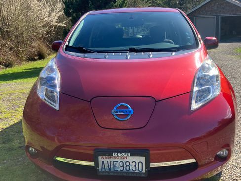 Used 2015 Nissan Leaf SV w/ LED & Quick Charge Package image 2