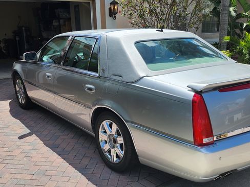 Used 2007 Cadillac DTS Luxury I w/ Sun And Sound Package image 4