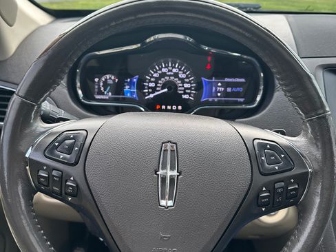 Used 2013 Lincoln MKT AWD image 12