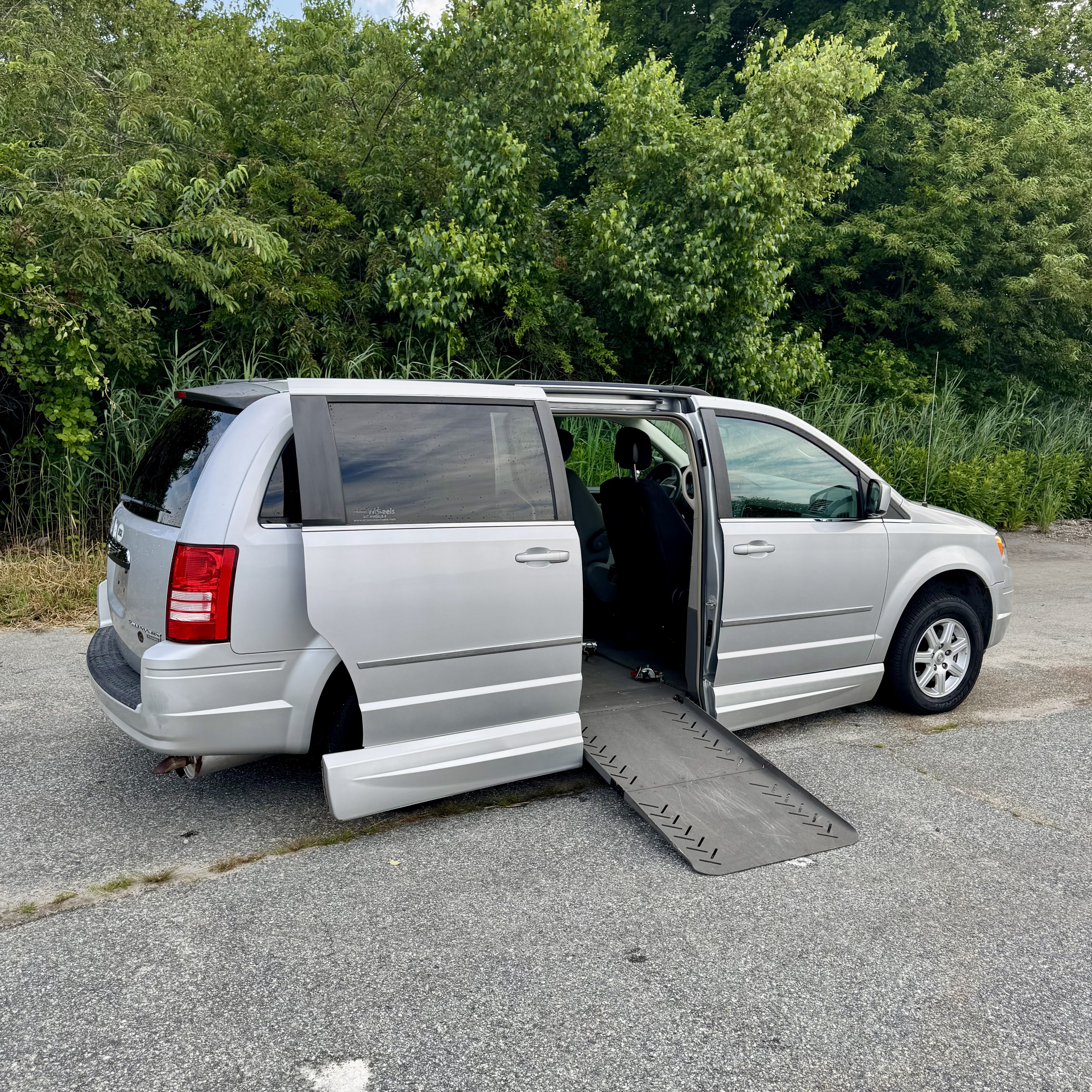 Used 2010 Chrysler Town & Country Touring FWD image 2