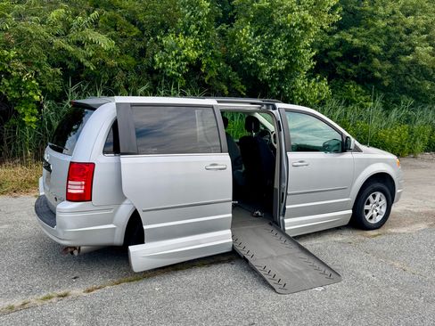 Used 2010 Chrysler Town & Country Touring FWD image 2