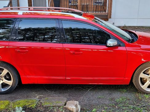 Used 2010 Volvo V70 R-Design image 2