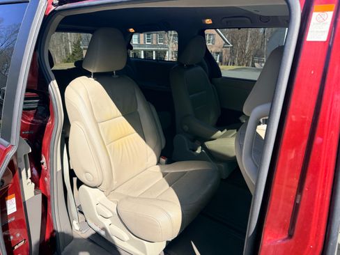 Used 2015 Toyota Sienna XLE Premium image 15